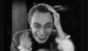 Conrad Veidt dans le rôle de Gwynplaine, dans L’Homme qui rit (1928), Universal Pictures.
